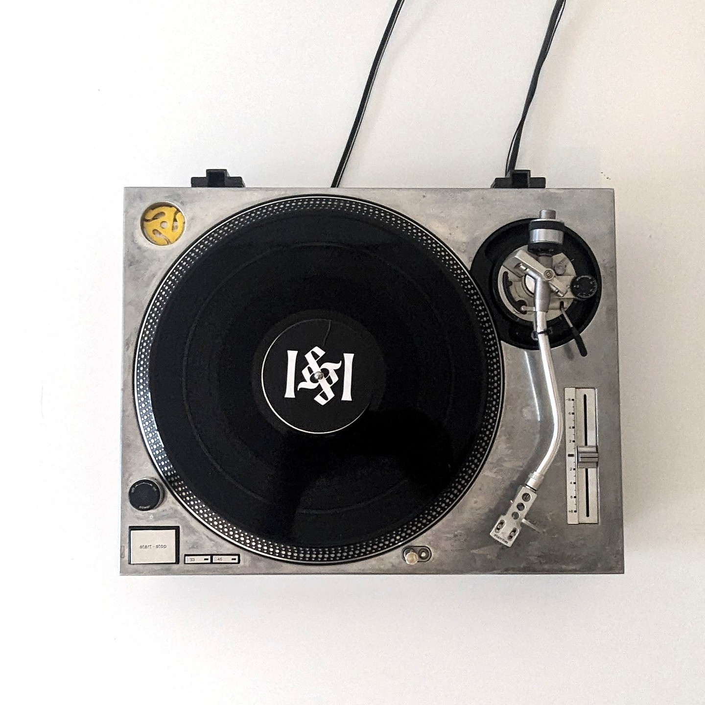 I&I record label on turntable